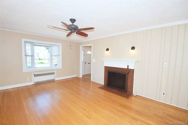 95 Krug PL, Mineola, NY 11501