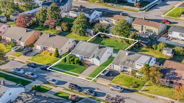 3787 Windsor DR, Bethpage, NY 11714