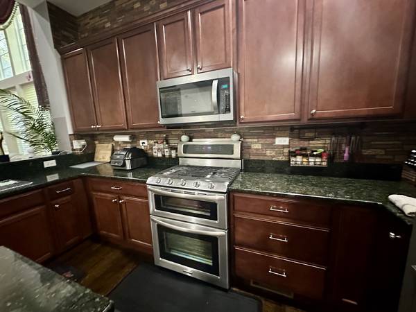 2704 Blakely LN, Naperville, IL 60540