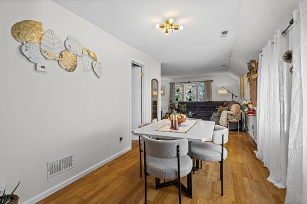 5122 N Lotus AVE, Chicago, IL 60630