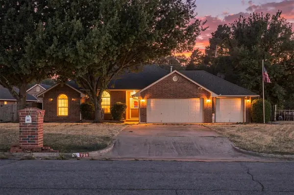 720 Parkwoods DR, Noble, OK 73068