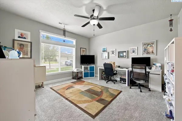 7068 W 31st Pl, Kennewick, WA 99338