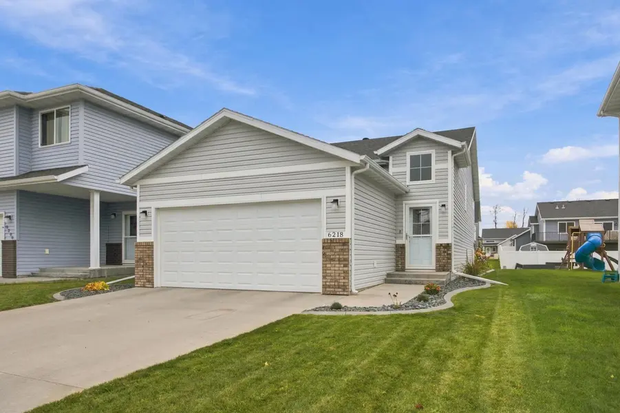6218 61st AVE S, Fargo, ND 58104