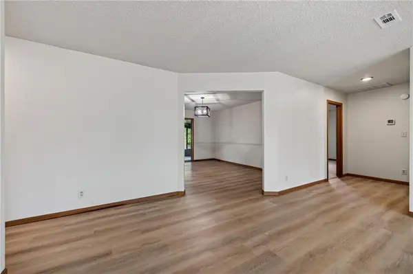 33 Bryant RD, Eldon, MO 65026