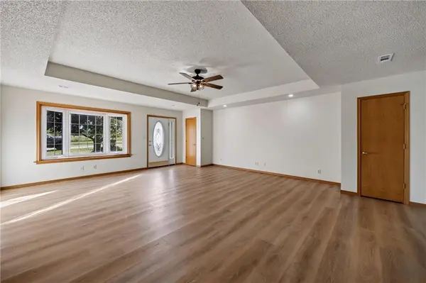 33 Bryant RD, Eldon, MO 65026
