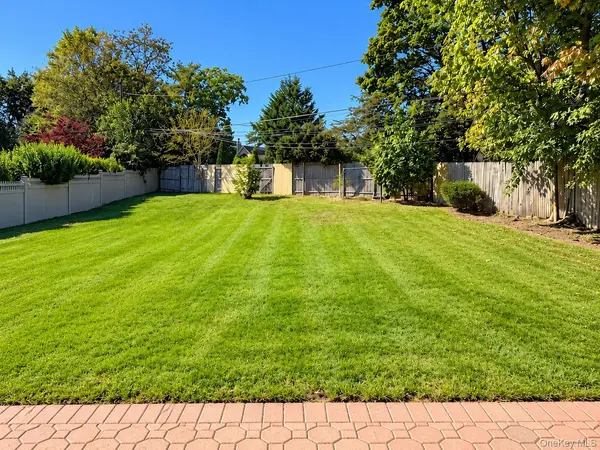 11 Azalea DR, Syosset, NY 11791