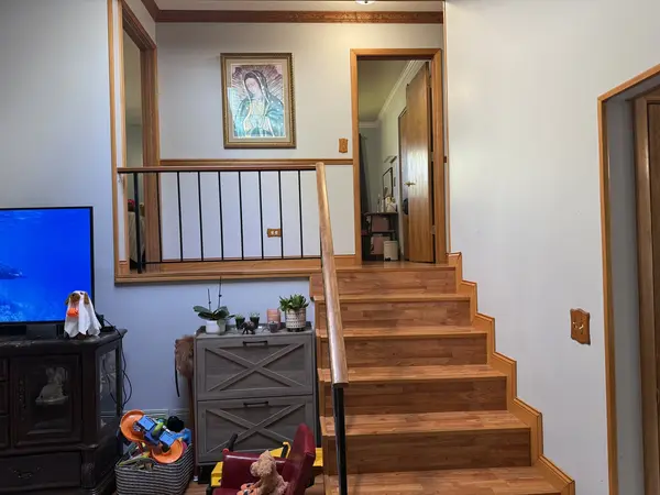29W313 Ray AVE, West Chicago, IL 60185