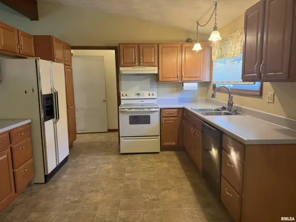 26 S 17TH AVE, Canton, IL 61520