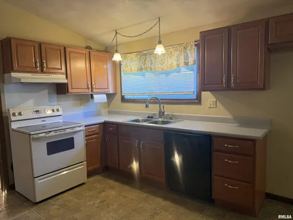 26 S 17TH AVE, Canton, IL 61520