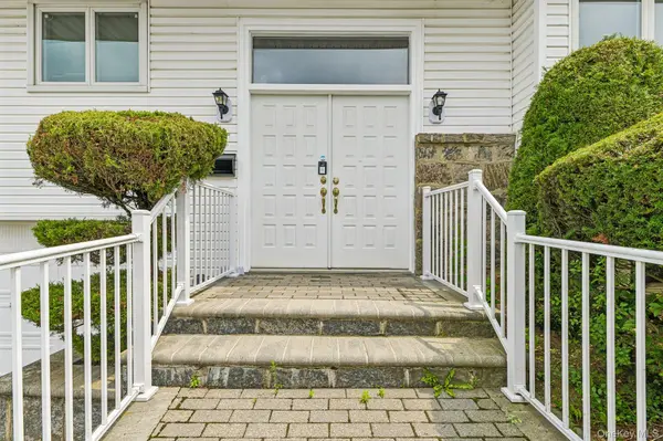 14 Gloria PL, Plainview, NY 11803