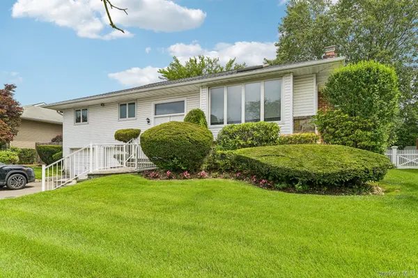 14 Gloria PL, Plainview, NY 11803