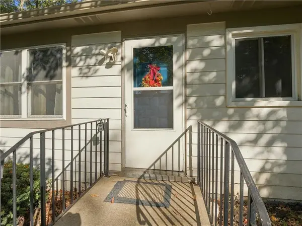 404 SW 2nd ST, Lee's Summit, MO 64063