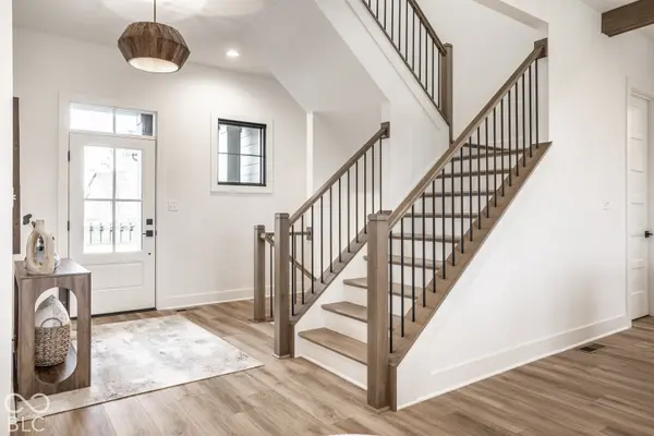 6069 Salisbury ST, Zionsville, IN 46077