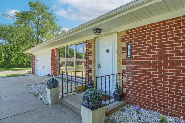 1236 Cynthia DR, Belleville, IL 62220