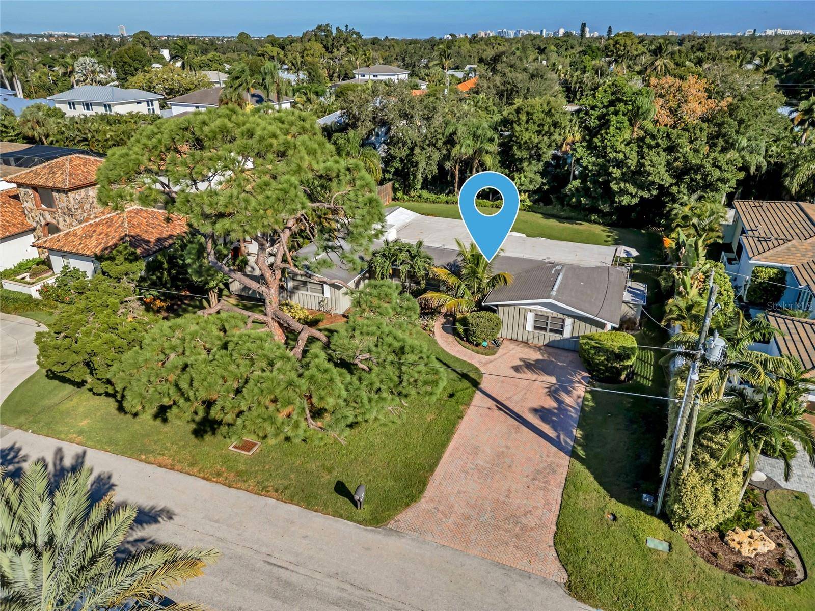 1605 N LAKE SHORE DR, Sarasota, FL 34231
