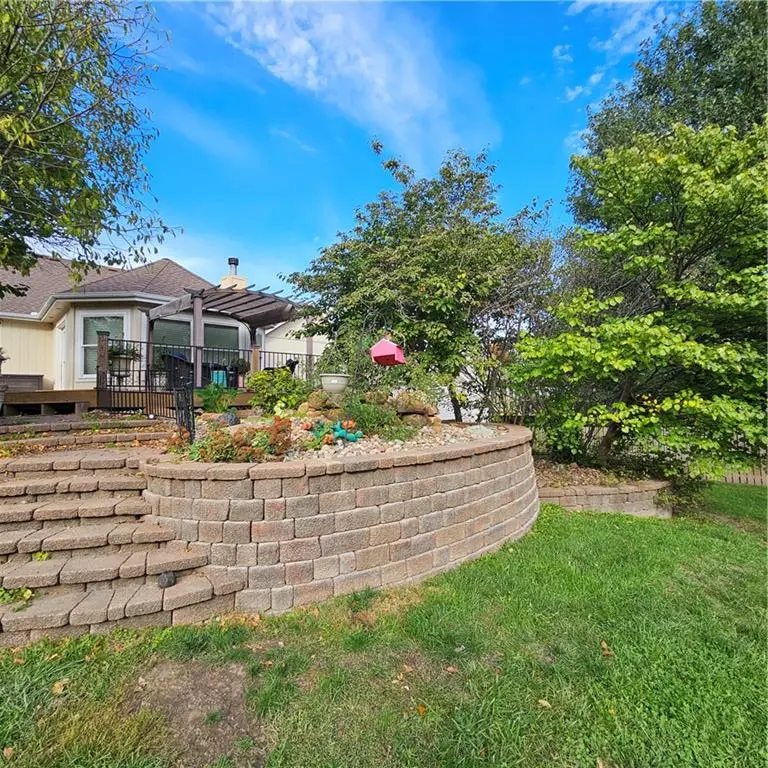 210 Porter DR, Smithville, MO 64089