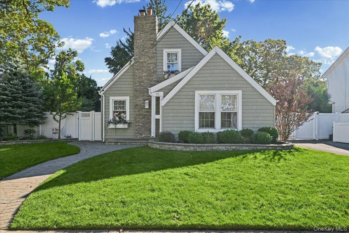 76 Powell PL, Farmingdale, NY 11735