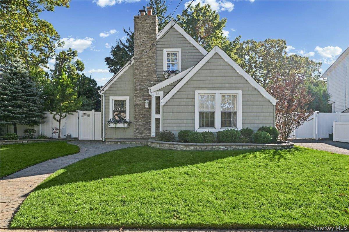 76 Powell PL, Farmingdale, NY 11735