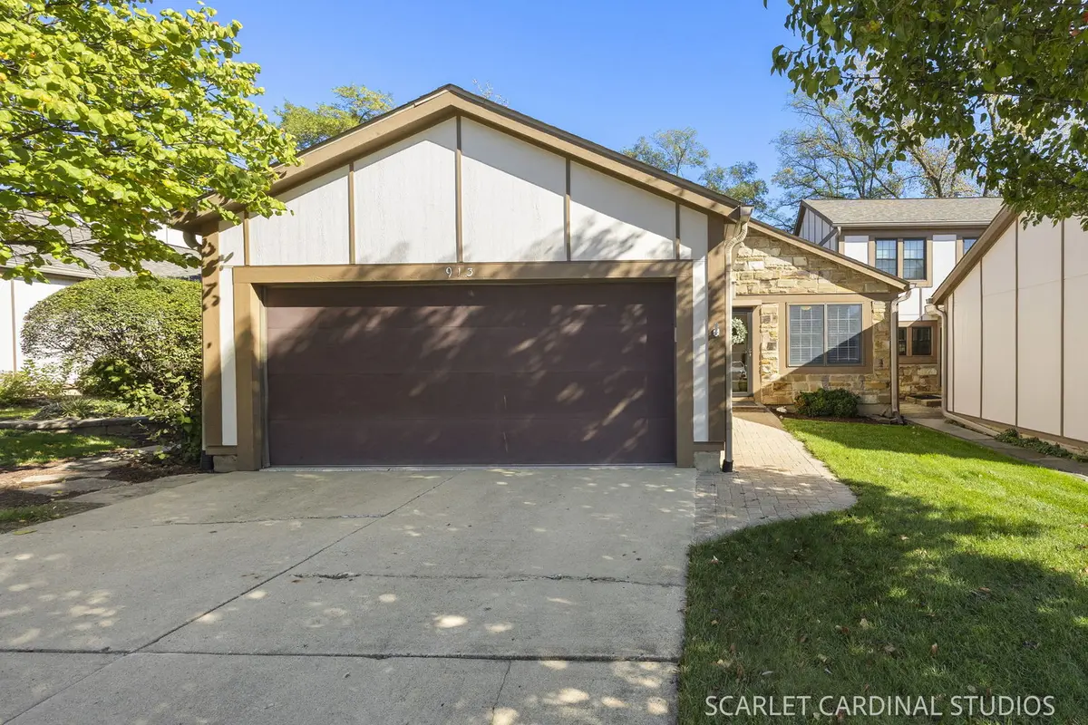 913 Wheaton Oaks DR, Wheaton, IL 60187