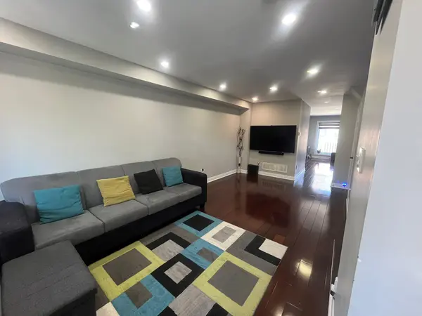 29 Hummingbird DR, Toronto E11, ON M1X 1W8
