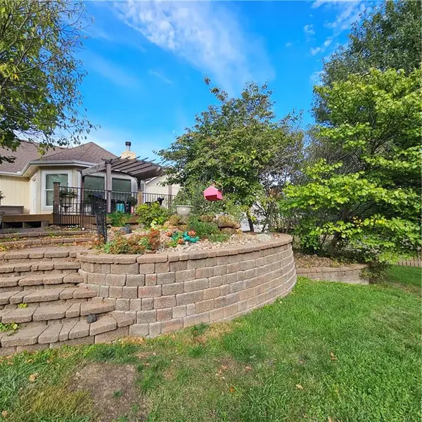 210 Porter DR, Smithville, MO 64089