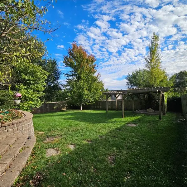210 Porter DR, Smithville, MO 64089