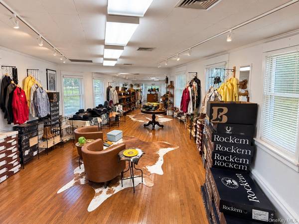 12900 Main RD #west, Mattituck, NY 11952