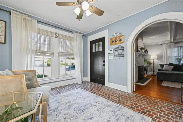 76 Powell PL, Farmingdale, NY 11735
