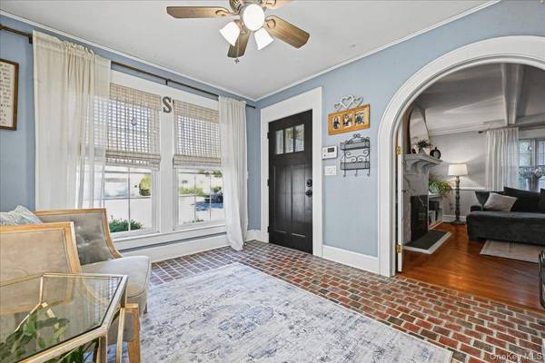 76 Powell PL, Farmingdale, NY 11735