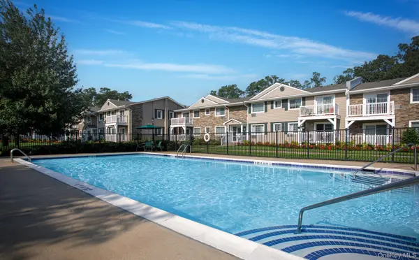 5 Williams BLVD #5-2E, Lake Grove, NY 11755