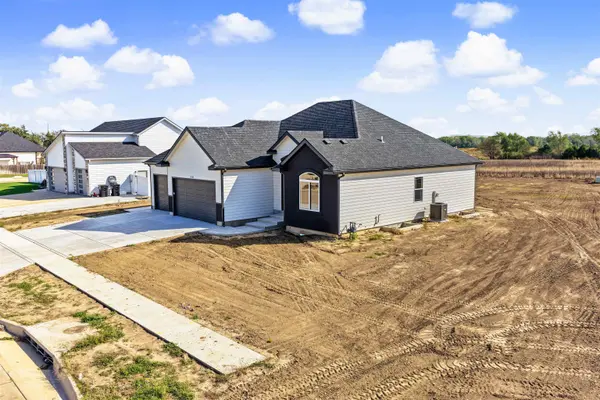 2211 Huntwood Dr, Salina, KS 67401