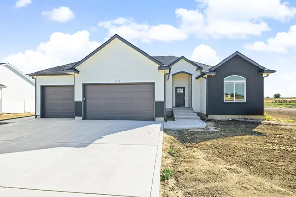 2211 Huntwood Dr, Salina, KS 67401
