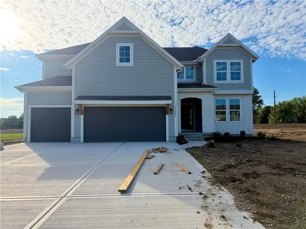 11404 S Emerald ST, Olathe, KS 66061