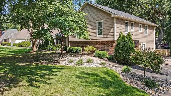 10519 Pawnee LN, Leawood, KS 66206