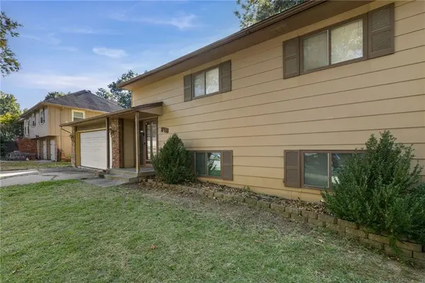 8918 N Oak Trafficway, Kansas City, MO 64155