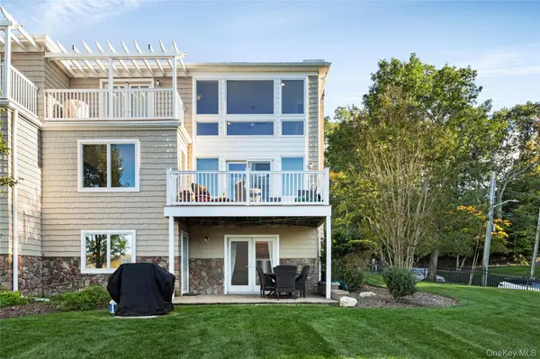 11 Theresa LN, Port Jefferson, NY 11777