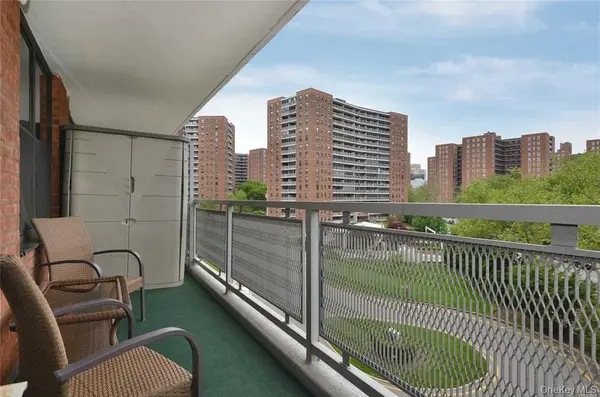 61-15 98 ST #4B, Rego Park, NY 11374