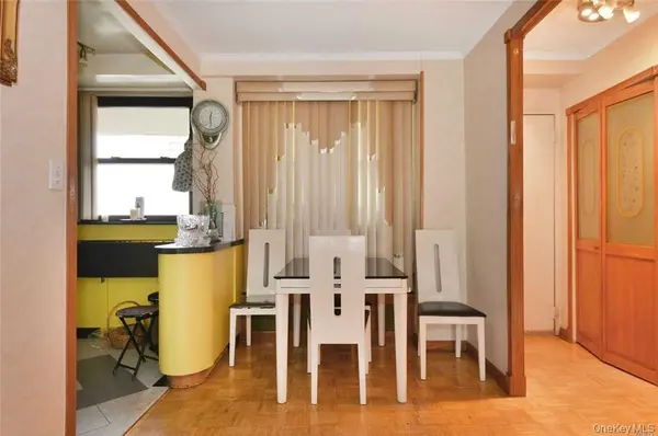 61-15 98 ST #4B, Rego Park, NY 11374
