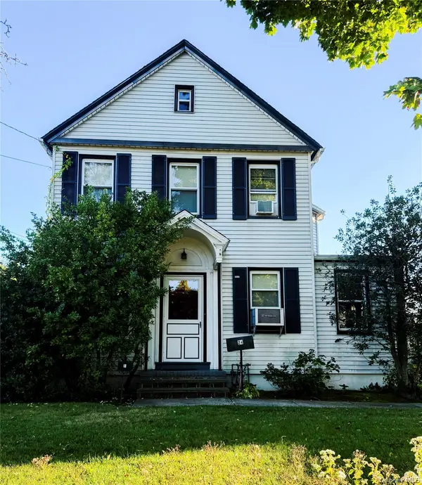 24 Hicks LN, Great Neck, NY 11024