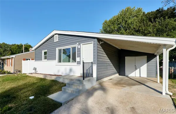 225 N Duchesne DR, St Charles, MO 63301