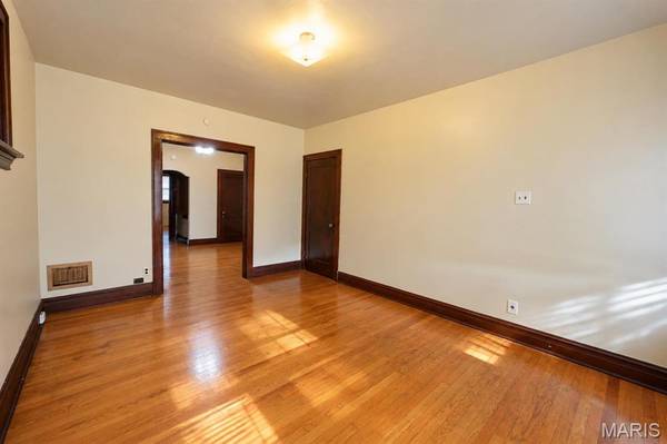 4245 Bates ST, St Louis, MO 63116