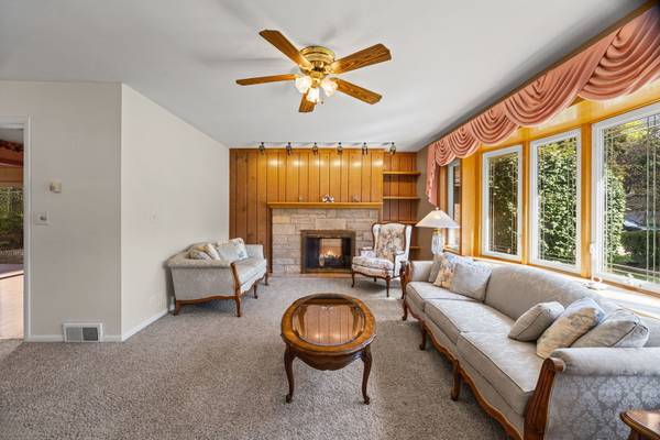 1102 W Burgoyne RD, Arlington Heights, IL 60004