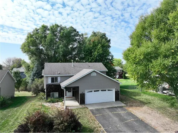 1332 Creekside DR, Waconia, MN 55387