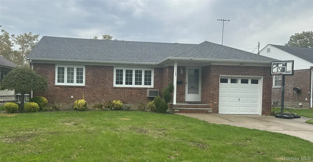 109 Elm LN, New Hyde Park, NY 11040