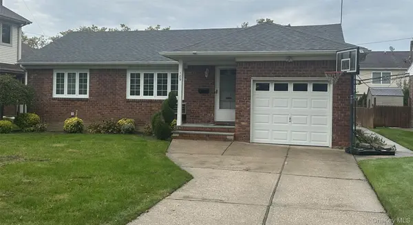 109 Elm LN, New Hyde Park, NY 11040