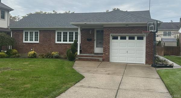 109 Elm LN, New Hyde Park, NY 11040