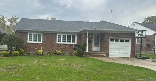 109 Elm LN, New Hyde Park, NY 11040