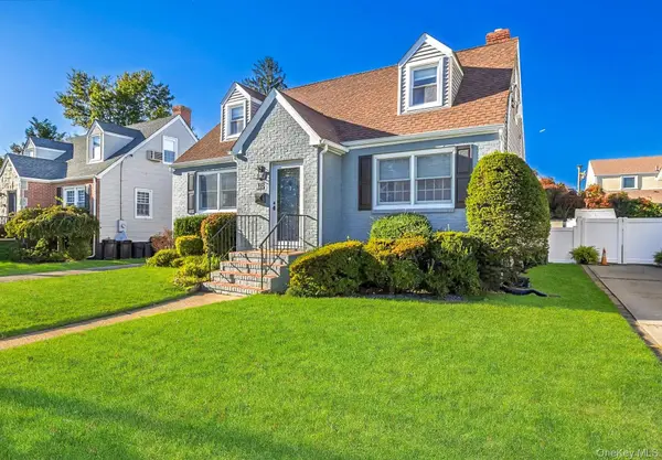18 Dorothy PL, Lynbrook, NY 11563