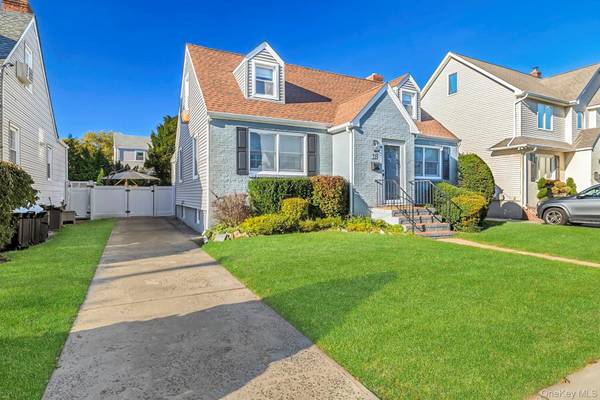 18 Dorothy PL, Lynbrook, NY 11563