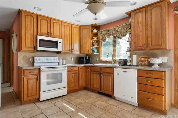 141 Horn LN, Levittown, NY 11756